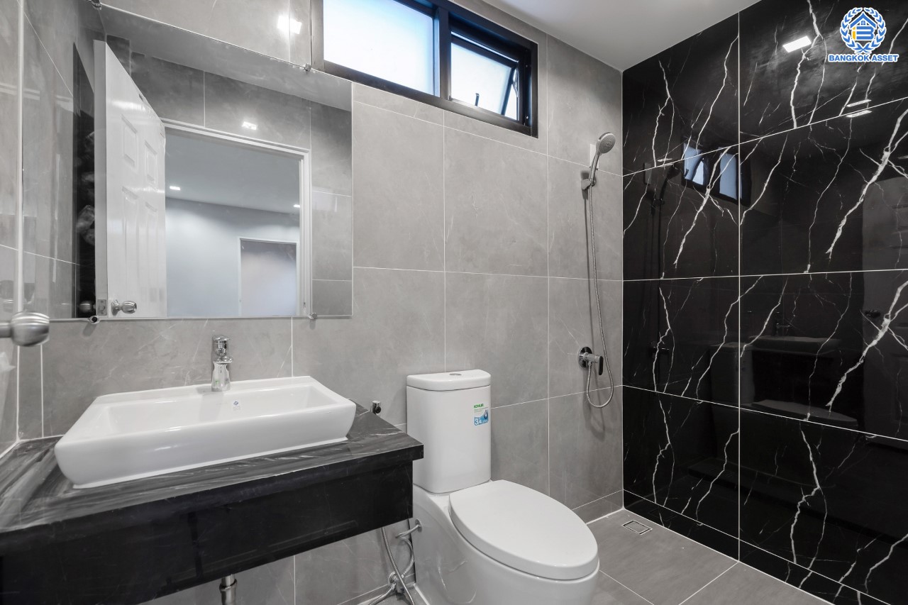 คฤหาสน์ตกแต่งใหม่ คุณภาพ LH ม.ชลลดา บางบัวทอง แปลงมุม เนื้อที่ 121 ตร.ว. ตกแต่งหรูหรา ตอบโจทย์ครอบครัวใหญ่ ด้วยฟังก์ชัน 4 ห้องนอน 6 ห้องน้ำ 1 ห้องอเนกประสงค์ 1 ห้องแม่บ้าน จอดรถได้ถึง 4 คัน มีสนามหญ้าด้านข้างกว้างขวาง พร้อม Facilities ครบ! บนทำเลคุณภาพ เชื่อมต่อได้หลายเส้นทาง ใกล้เซ็นทรัลเวสต์เกต และรถไฟฟ้า "สถานีบางพลู"